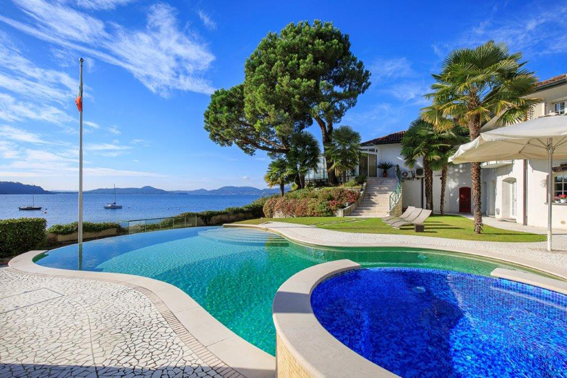 MonBay Villa - Il giardino con piscina